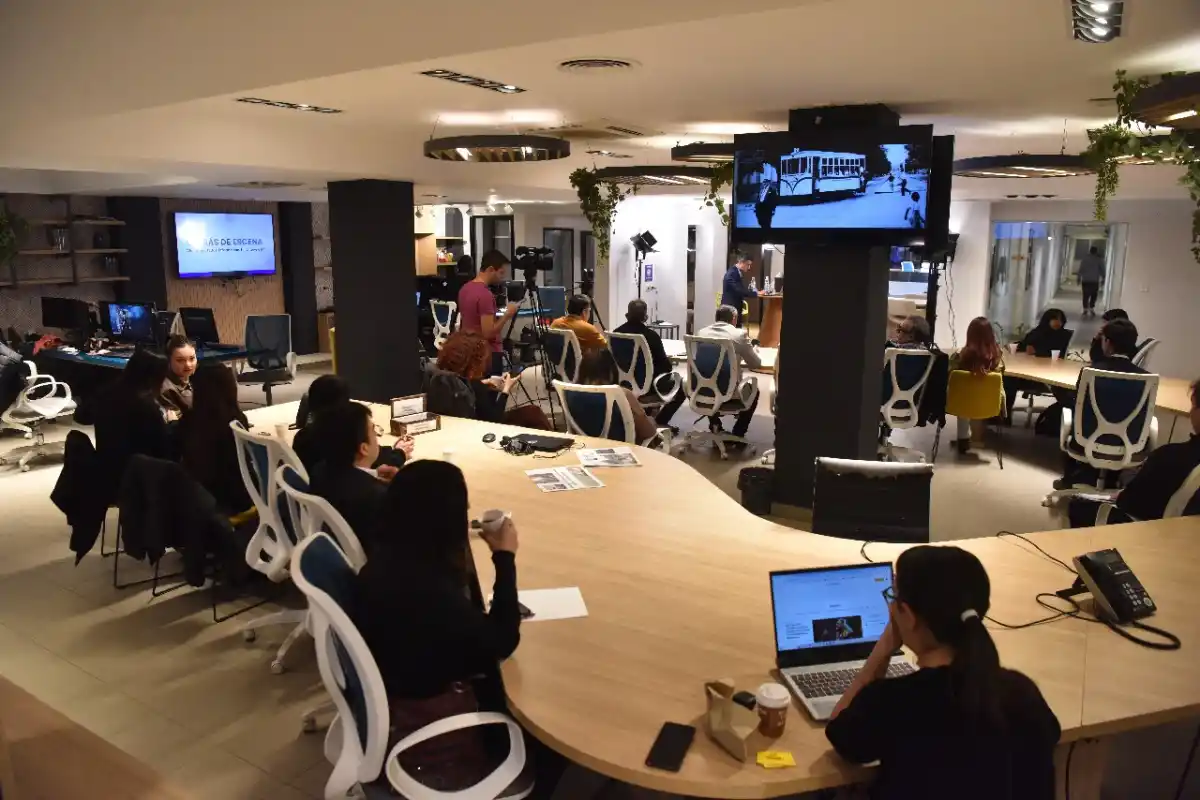 EL PÚBLICO EN LA REDACCIÓN. Los periodistas y sus computadoras cedieron lugar a integrantes de la comunidad de LA GACETA. / OSVALDO RIPOLL, LA GACETA