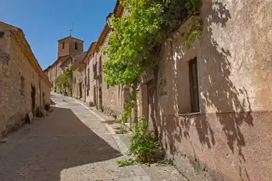 Este increíble pueblo de Soria tiene 14 habitantes, un castillo, dos iglesias y un puente medieval