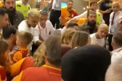 Escándalo en Turquía: Mauro Icardi le pegó un cabezazo a un hincha y la China Suárez terminó a los gritos