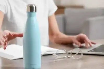 Tu termo podría estar enfermándote: acumula más bacterias que un baño público