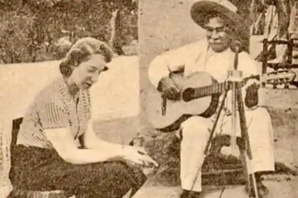 1941. Isabel Aretz registra música vallista con un grabador de 36 kg