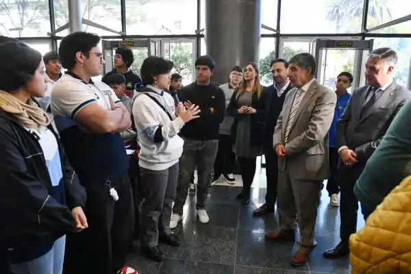 Jóvenes tucumanos debatieron sobre ciudadanía y seguridad en internet en el programa “Conciencia Digital”