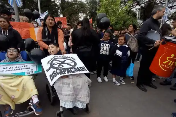 Emergencia en Discapacidad: se movilizaron en Tucumán y el resto del país en contra del veto de Milei