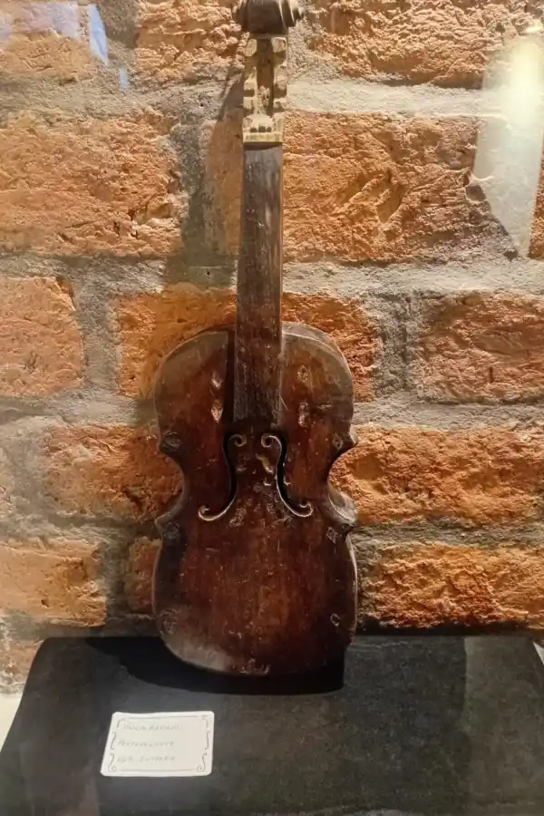 UNA JOYA. Antiguo violín.