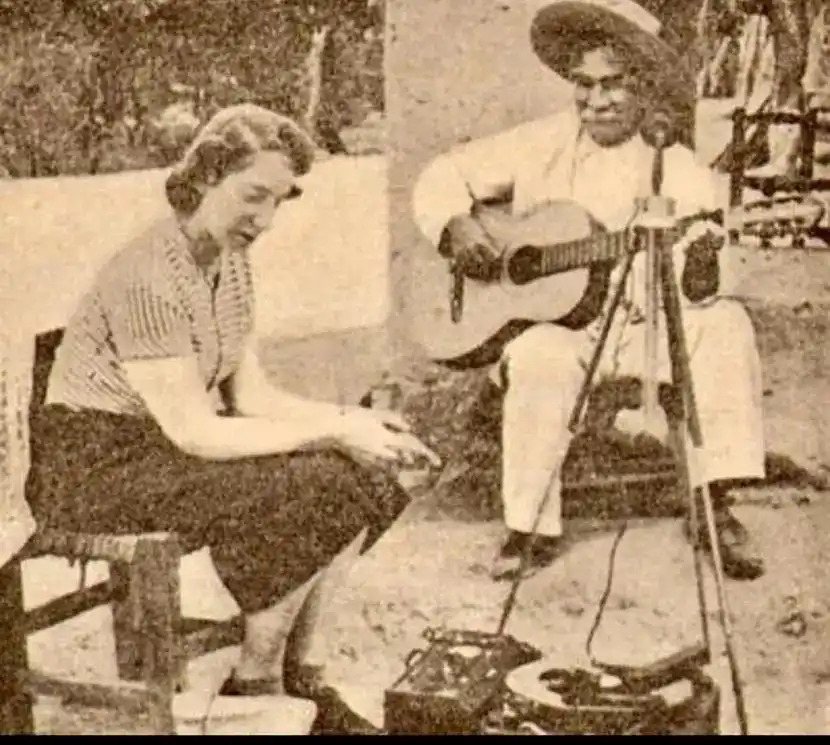 1941. Isabel Aretz registra música vallista con un grabador de 36 kg