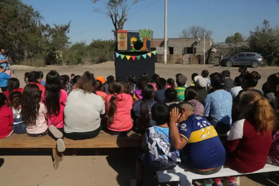 ATENTOS. Una obra de títeres para todo el barrio.