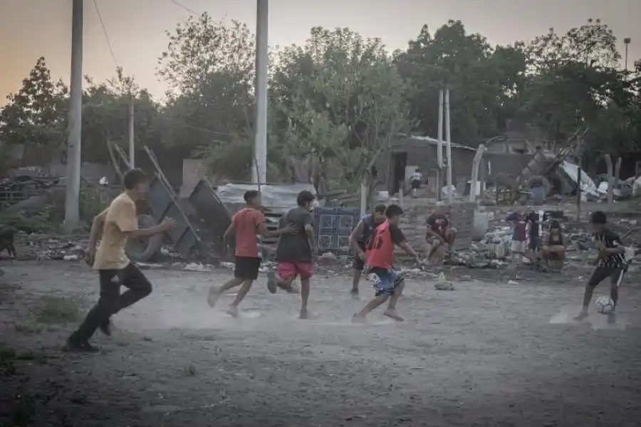 EL FÚTBOL SIEMPRE ESTÁ. En una cancha de tierra y piedras, los chicos dan rienda suelta a la pasión de patear una pelota mientras sueñan con el Club Social y Deportivo Los Vázquez.
