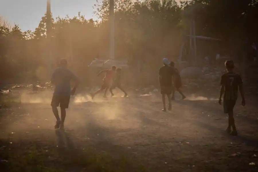 EN LA TIERRA. Armar partidos en sitios improvisados es algo que se repite en los barrios populares.