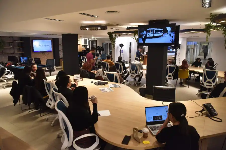 EL PÚBLICO EN LA REDACCIÓN. Los periodistas y sus computadoras cedieron lugar a integrantes de la comunidad de LA GACETA. / OSVALDO RIPOLL, LA GACETA