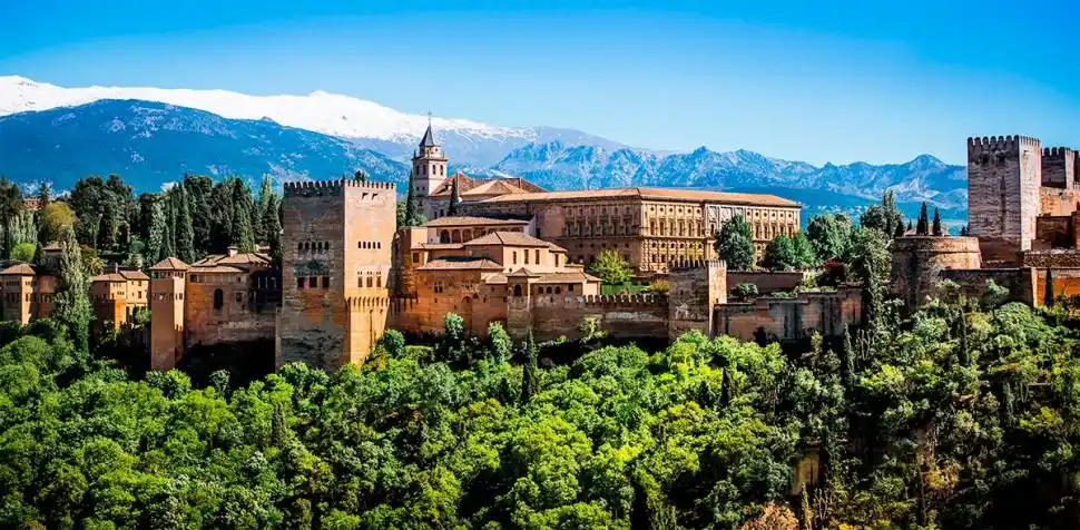 EN EL CORAZÓN DE ANDALUCÍA. La Alhambra de Granada invita a una visita imperdible. Allí se aprecia la huella árabe en toda su magnitud.