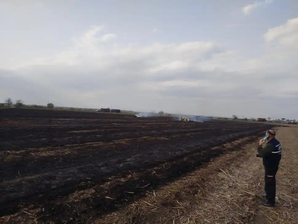 EN LA ESCENA DEL HECHO. Un perito del Ministerio Público busca evidencia para que se incorpore en la causa.