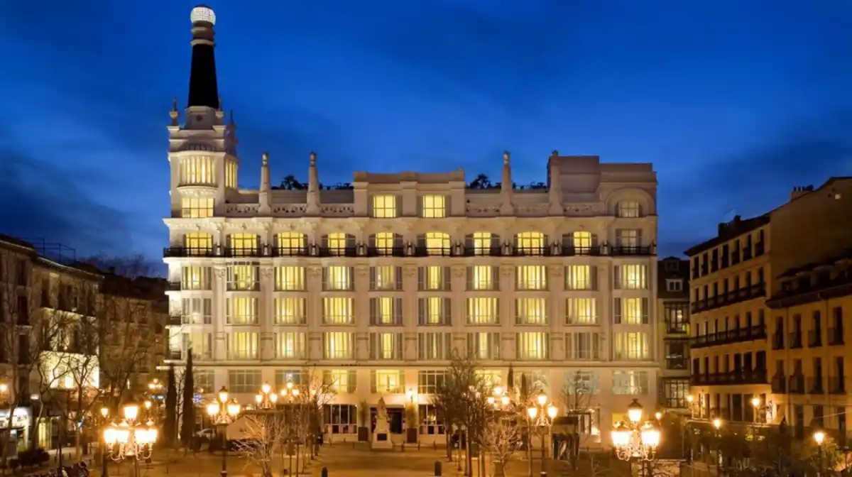 Muebles de lujo a precios bajos: un histórico hotel de Madrid liquida más de 10.000 piezas