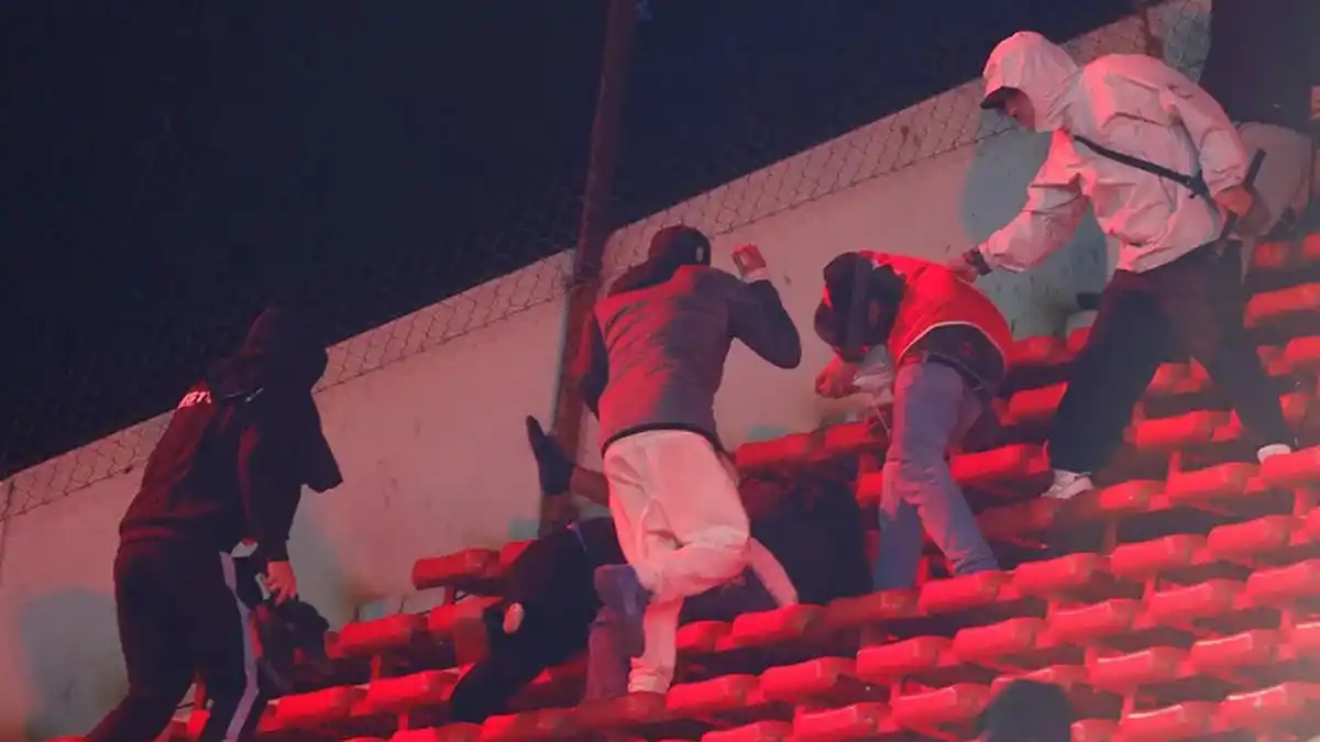 CRONOLOGÍA DE UNA TRAGEDIA. Las imágenes del Independiente–Universidad de Chile recorren el mundo y reflejan la violencia desatada en Avellaneda.