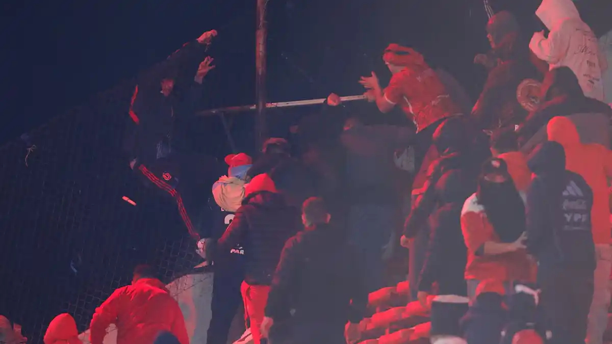 DESCONTROL. La suspensión del partido dejó imágenes de caos dentro y fuera del estadio.