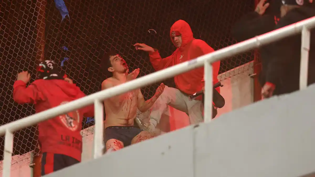 SALVAJISMO. Los disturbios derivaron en escenas de golpes sangrientas dentro del estadio.
