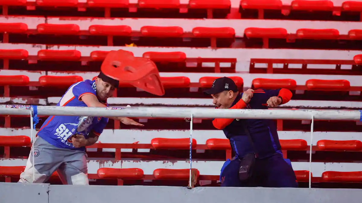 VIOLENCIA EN EL FÚTBOL. Las barras de Independiente y la U, apuntadas tras los incidentes en Avellaneda.
