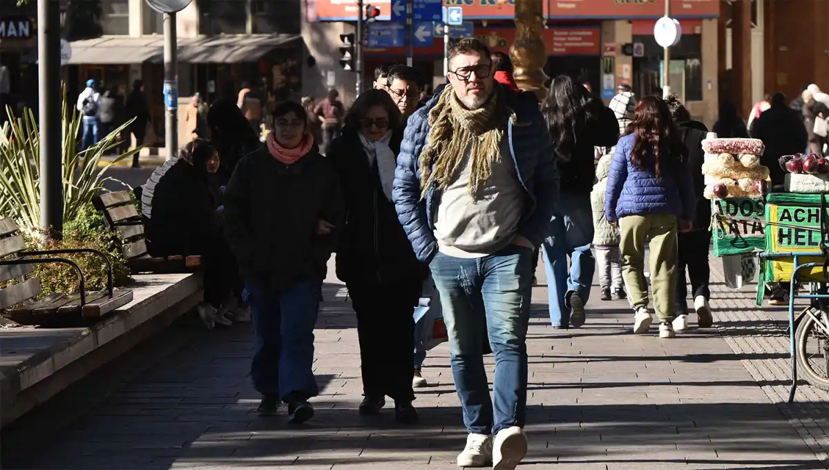 DEL FRÍO AL CALOR. La mayoría de los tucumanos volverá con sus abrigos debajo del brazo después de que la temperatura suba al menos 20 °C en un par de horas.