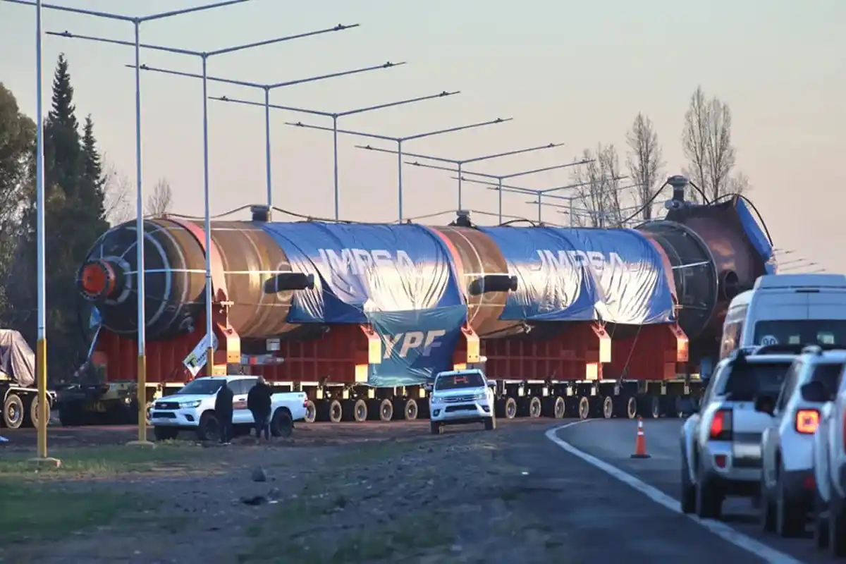 Así trasladan un imponente reactor de YPF de 400 toneladas: corte de rutas por 72 horas y reforzamiento de puentes