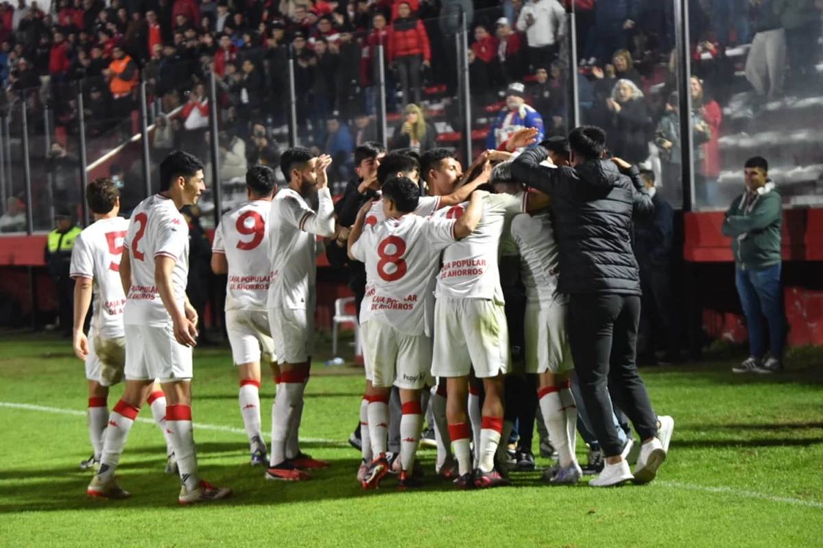 DESAHOGO. Todos abrazan a Sand, quien se hizo cargo del penal y definió fuerte al medio para el 2-0.