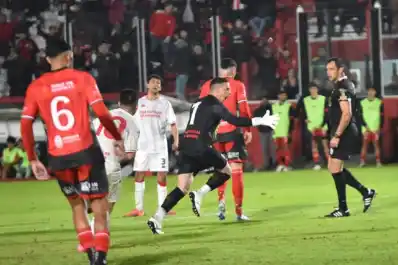 San Martín tuvo a su arquero convertido en caudillo: Sand cruzó la cancha, anotó el penal y selló el triunfo