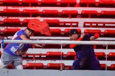 Barras bravas bajo la lupa: los oscuros antecedentes de Independiente y Universidad de Chile