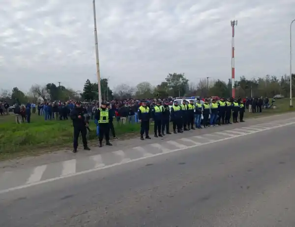 MANIFESTACIÓN. Unos 200 cañeros se reunieron en el cruce de las rutas 38 y 325, frente al ingenio Ñuñorco.