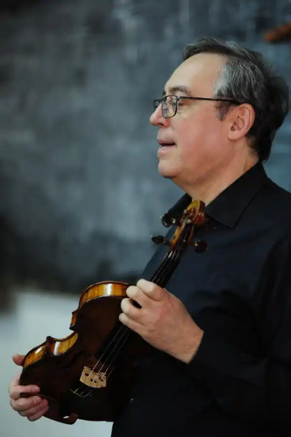 UNA RELACIÓN DE TODA LA VIDA. Saraví y el violín.