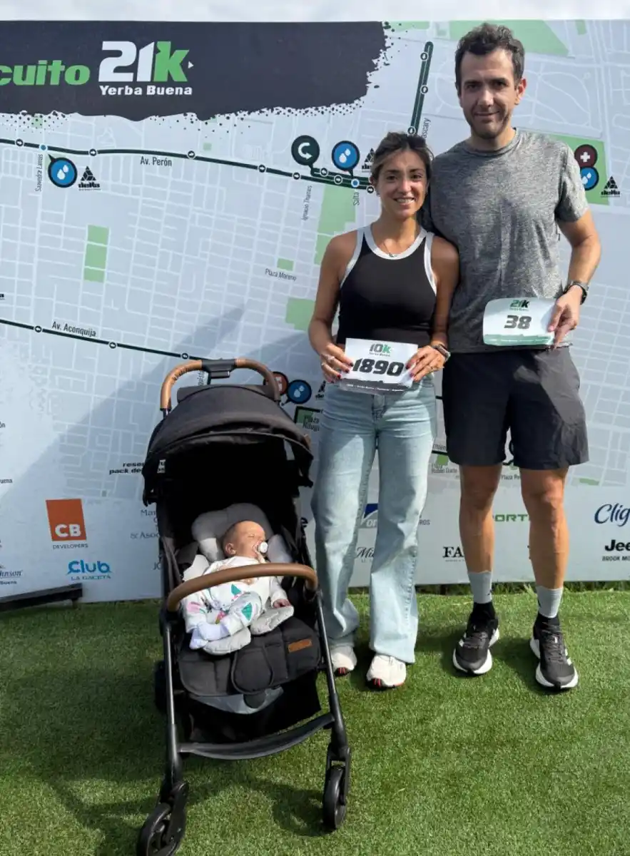 FRUTO DE ESTE AMOR. La pareja de Paula y Alberto, después de una carrera, junto a Antonia, su hija. 