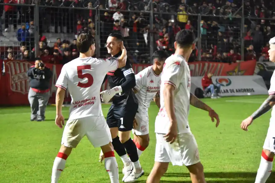 ABRAZO DE GOL. Darío Sand abandonó el arco por unos segundos y marcó el segundo para San Martín.