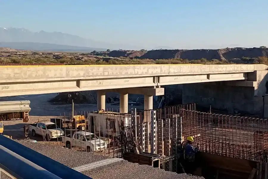 Así trasladan un imponente reactor de YPF de 400 toneladas: corte de rutas por 72 horas y reforzamiento de puentes