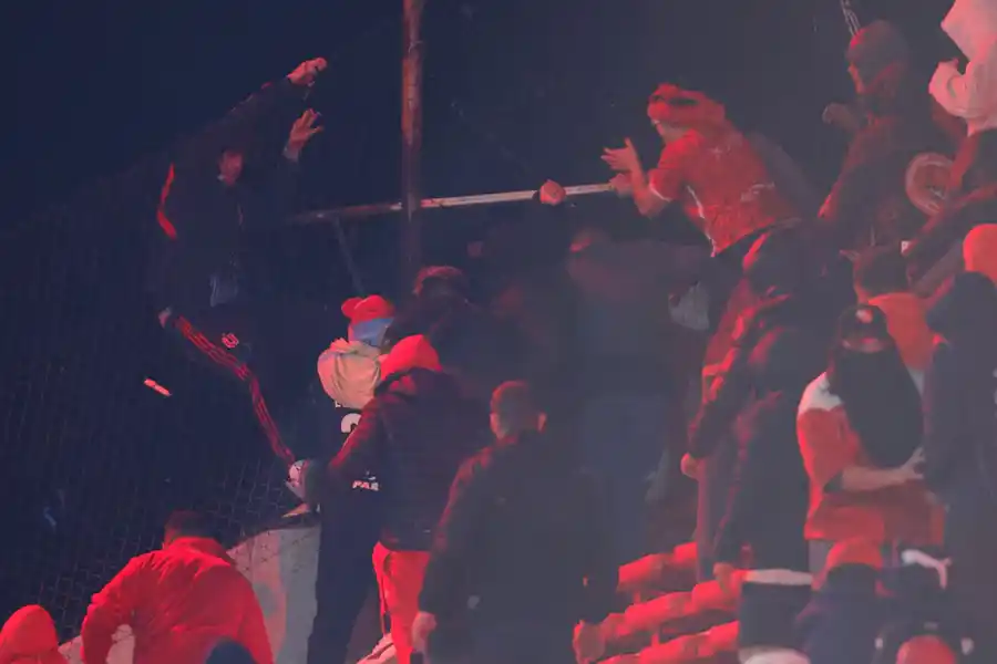 DESCONTROL. La suspensión del partido dejó imágenes de caos dentro y fuera del estadio.