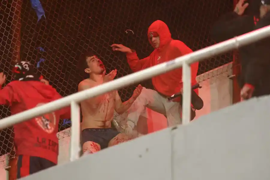 SALVAJISMO. Los disturbios derivaron en escenas de golpes sangrientas dentro del estadio.