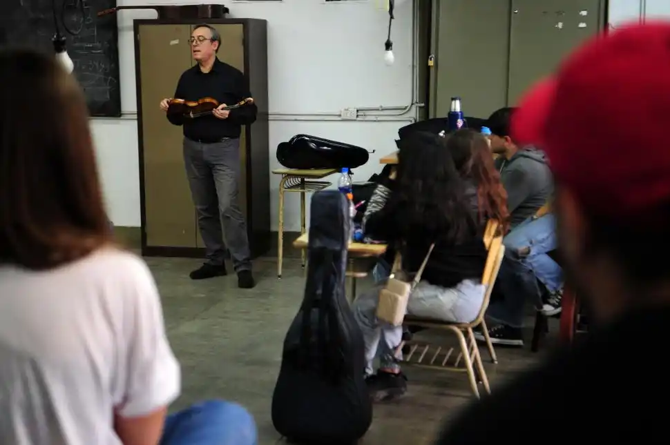 ENCUENTRO CON LOS ESTUDIANTES. Saraví brindó ayer una charla en el anexo de la Facultad de Artes donde se dictan la Licenciatura y la Tecnicatura en Luthería.