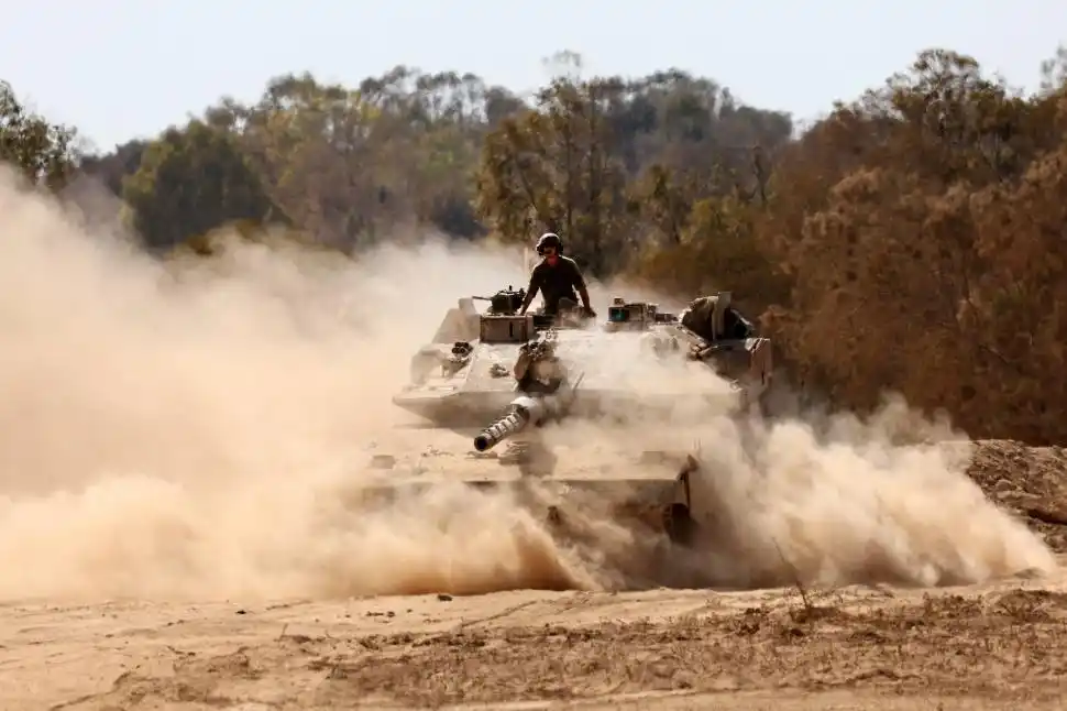 AVANCE. Tropas israelíes llevan tanques al límite con la Franja de Gaza, en medio de la inminente ofensiva.