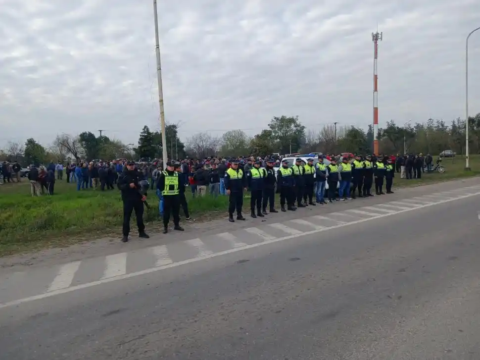 MANIFESTACIÓN. Unos 200 cañeros se reunieron en el cruce de las rutas 38 y 325, frente al ingenio Ñuñorco.
