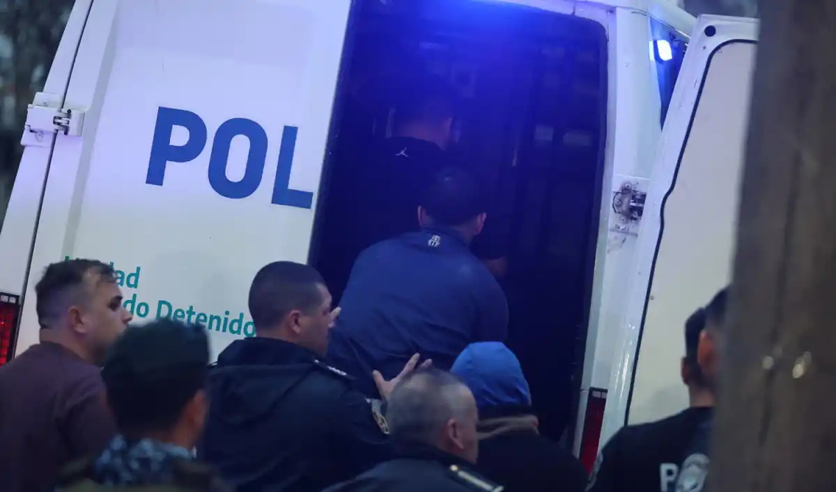 Los 103 hinchas de la U. de Chile, que estaban detenidos tras los incidentes frente a Independiente, fueron liberados.