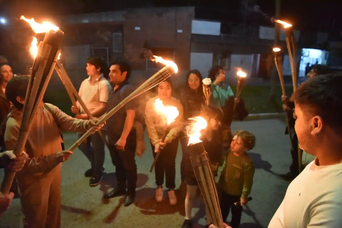 Lastenia iluminó la noche con su séptima Marcha de las Antorchas