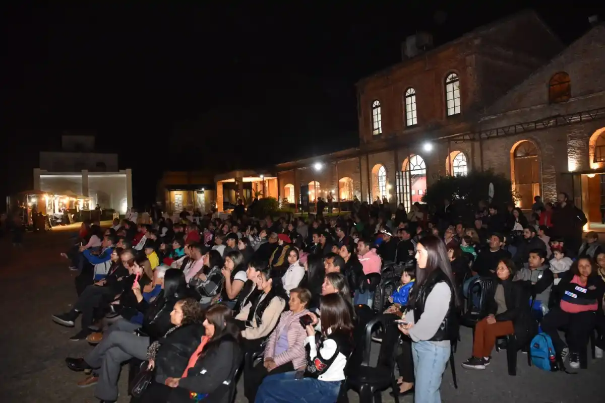Lastenia iluminó la noche con su séptima Marcha de las Antorchas