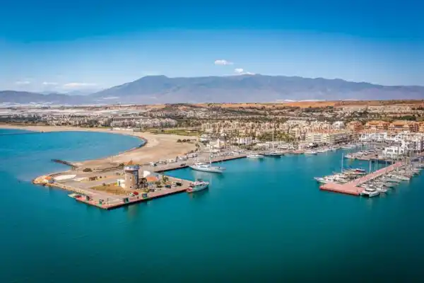 Así es la pequeña Mónaco de Almería: lujo, playas y un puerto deportivo único en Andalucía
