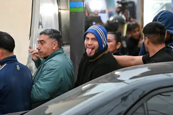 Escándalo en Avellaneda: hinchas chilenos quisieron agredir a un delivery de Independiente