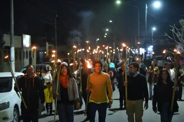 Lastenia iluminó la noche con su séptima Marcha de las Antorchas