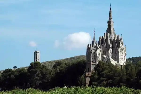 El santuario modernista cerca de Barcelona que parece una mini Sagrada Família