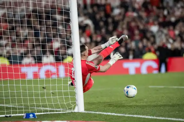 River Plate sonríe con Armani; Boca Juniors se enreda entre Merentiel y Rojo