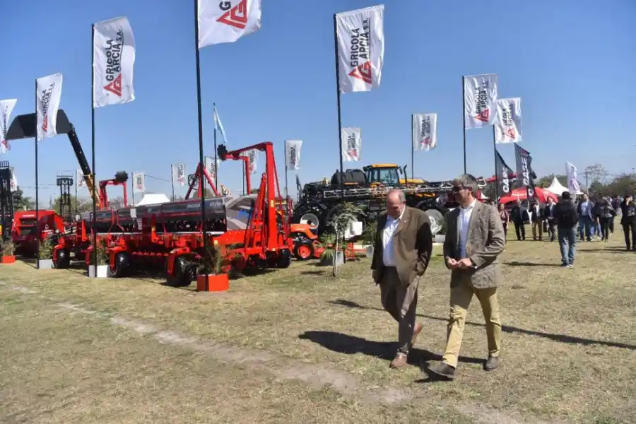 DIÁLOGO. Bronzovich y Frías Silva recorren Agrosur tras la apertura.