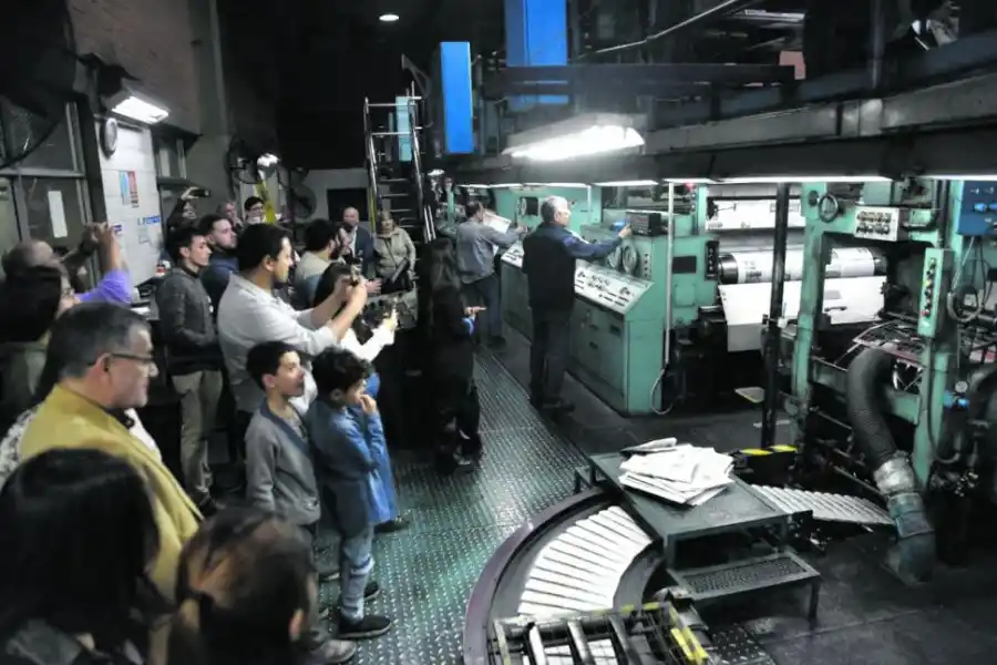 INVITADOS. Entre los presentes hubo matrimonios, un hombre que asistió con sus dos hijos desde Lomas de Tafí, alumnos de Comunicación y un matrimonio fanático de Números de Oro.