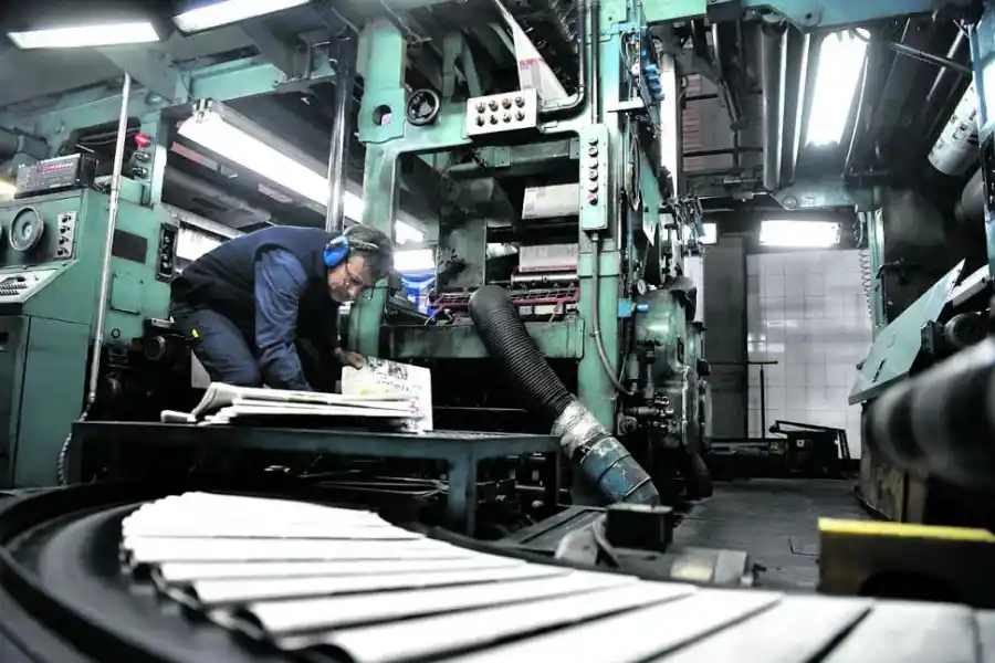 LISTOS PARA QUE SE ARMEN LOS PAQUETES. Los ejemplares del suplemento han finalizado su recorrido por la rotativa.