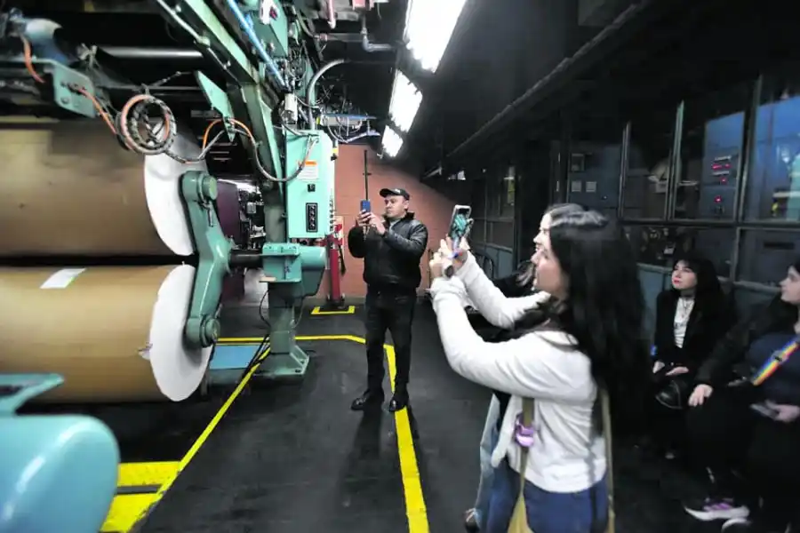 LA EXPERIENCIA. La visita comenzó a las 20.30 y se extendió hasta las 22 para poder apreciar todo el proceso de la rotativa.