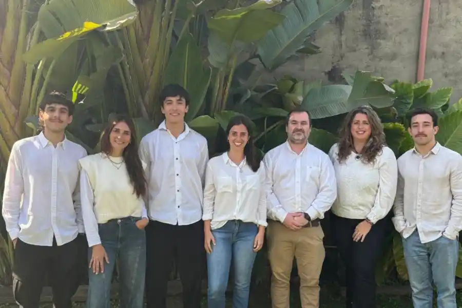 EQUIPO TUCUMANO. Inés Fernández Murga y Florencia Andrieux, Tobías Garretón, Santiago Jeréz, Santiago Flores y Matías Holgado.