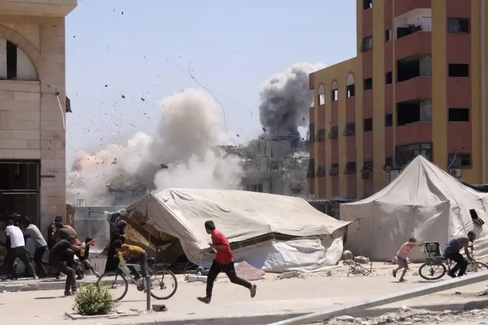 DESDE EL AIRE. Las bombas caen todos los días sobre las casas de Gaza.  