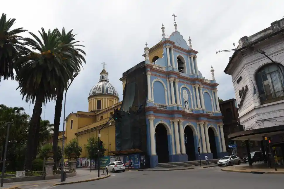 SAN FRANCISCO. La iglesia luce en la fachada los colores originales.